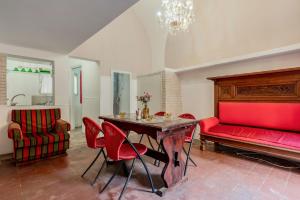 GuestHost - Charming Red Flat