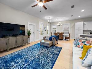 The Way of Water l Community Pool l 2 Bikes included