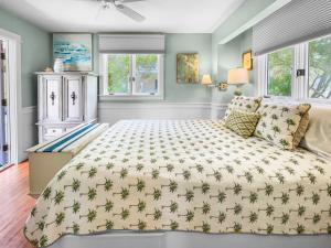 Waves l Community Heated Pool l Close to Town Square & Private Beach Access l Dog Friendly