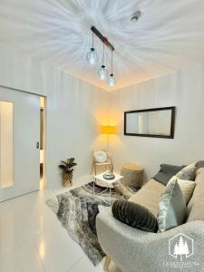 Solace 1BR Brenthill Condo w Balcony nr SM