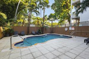 Curry House- 3rd Floor, King Bed, & Balcony Room 8