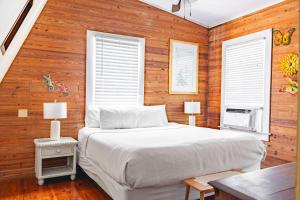 Curry House- 3rd Floor, King Bed, & Balcony Room 8