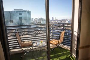 R109- Outstanding 1 BR Aprt with Great View