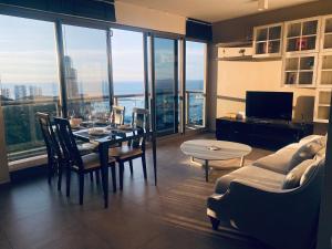 Sea view 2BR High Floor Unixx