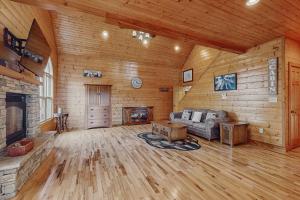 Peaceful Waterfront Retreat Sleeps 8 Dock is available & Grill