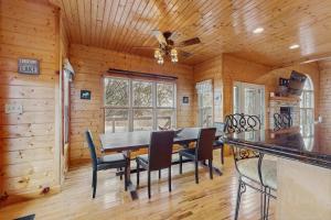 Peaceful Waterfront Retreat Sleeps 8 Dock is available & Grill