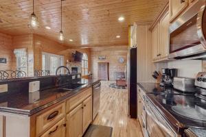 Peaceful Waterfront Retreat Sleeps 8 Dock is available & Grill