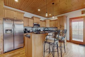 Peaceful Waterfront Retreat Sleeps 8 Dock is available & Grill