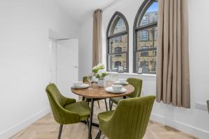 2 Bed Huddersfield Cottage Parking