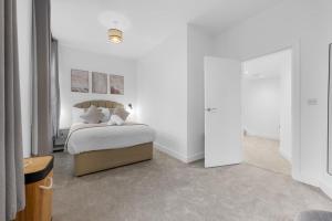 2 Bed Huddersfield Cottage Parking