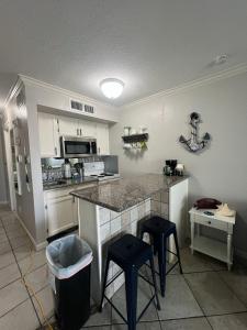 Ocean & Pool View - Top Floor - 2 Pools - Hot Tub - GYM - Tennis ct - SS03