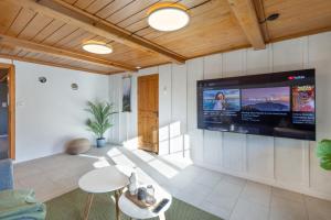 Mountain apartment near Brienz with Hot Tub