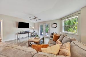 Sleeps 8 Pets Welcome Fenced In Backyard