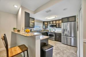 Sleeps 8 Pets Welcome Fenced In Backyard