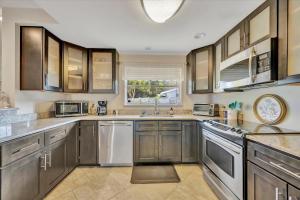 Sleeps 8 Pets Welcome Fenced In Backyard