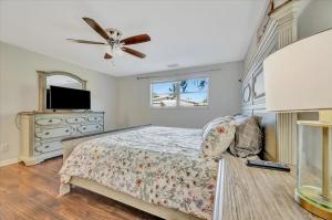 Sleeps 8 Pets Welcome Fenced In Backyard