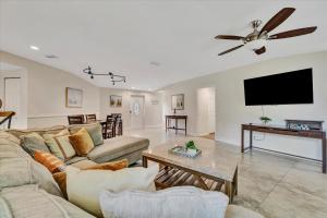 Sleeps 8 Pets Welcome Fenced In Backyard