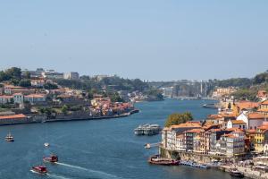 Bright 3BR Flat near Douro with AC by LovelyStay