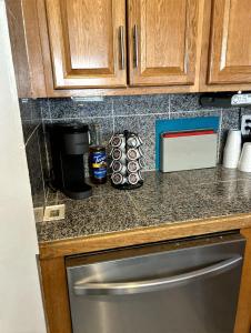 Relaxing 4BR Holiday Retreat Large, Cozy & Close to Airport