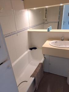 Alhambra, studio pour 4 personnes avec parking, piscine, clim