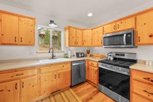 Paradise Pines - Lake & Slope Views, Hot Tub, 2 Decks, Fireplace