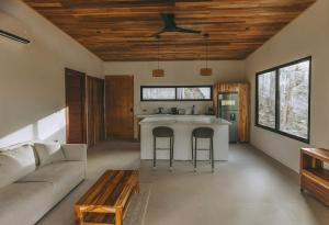 CASA ROBLE, One-Bedroom with Pool in Paradise, Quiet and Fast WiFi