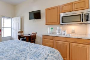 Cozy Couples Getaway Near Cataloochee Ski Area!