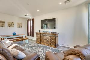 Shop, Dine and Unwind Apt 2 Mi to Dtwn Phoenix!