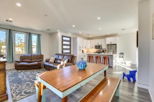 Shop, Dine and Unwind Apt 2 Mi to Dtwn Phoenix!