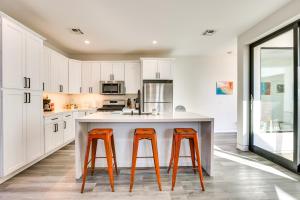 Shop, Dine and Unwind Apt 2 Mi to Dtwn Phoenix!