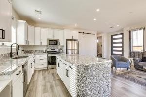 2 Mi to Dtwn Phoenix Sleek Apt with Fenced Yard!