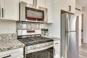 2 Mi to Dtwn Phoenix Sleek Apt with Fenced Yard!