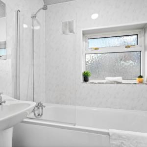 Spacious 4 Bed House - Garden - Parking - Wi-Fi Netflix 802WS