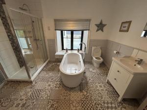 Llanfair Hall, Dog Friendly, Cinema, Games Room, Hot Tub