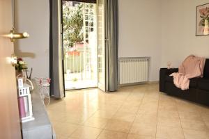 Casalú - Appartamento con Giardino Privato e Parcheggio Gratuito vicino Metro B