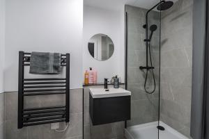 2 Bedroom - Old Trafford - Balcony - Free Parking