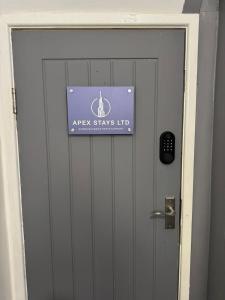 The Orange Outpost - Modern Studio Near Alhambra