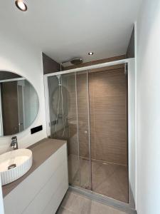 Luxurious apartment with feet in the sea & city