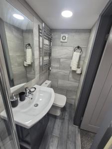 The Orange Outpost - Modern Studio Near Alhambra