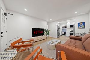 Modern 2BR in Prime Location with Board Games