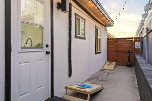 Modern 2BR in Prime Location with Board Games