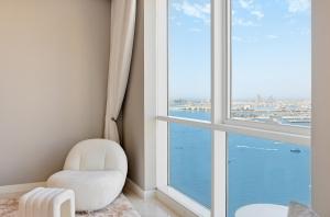 Lux 2BR Beachfront ap with icon Palm view