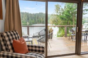 Kemp Lake House - lake front w Hot tub