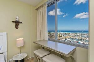 Amazing Ocean Marina View Condo Near Waikiki Beach