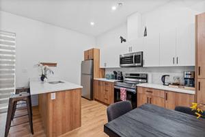 Luxurious Large 3 Bedroom Loft Saskatchewan Drive