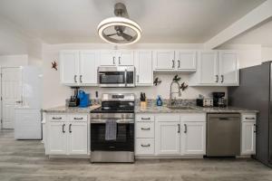 3BR 2BA Cozy Home with Jacuzzi Near Downtown