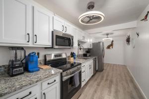 3BR 2BA Cozy Home with Jacuzzi Near Downtown