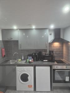 The Orange Outpost - Modern Studio Near Alhambra