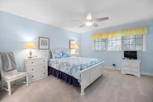 Beachy Vibes - 2BR w lake views & screened sunroom