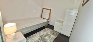 Peaceful Workers Holiday Home - 4 Beds - Parking